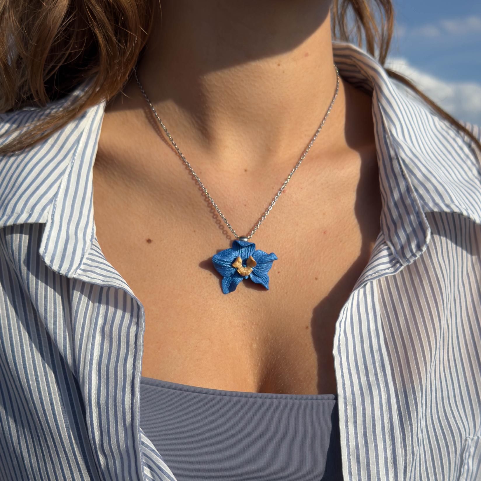 DOMIKI jewellery Ogrlica Plavo-Zlatna Orhideja