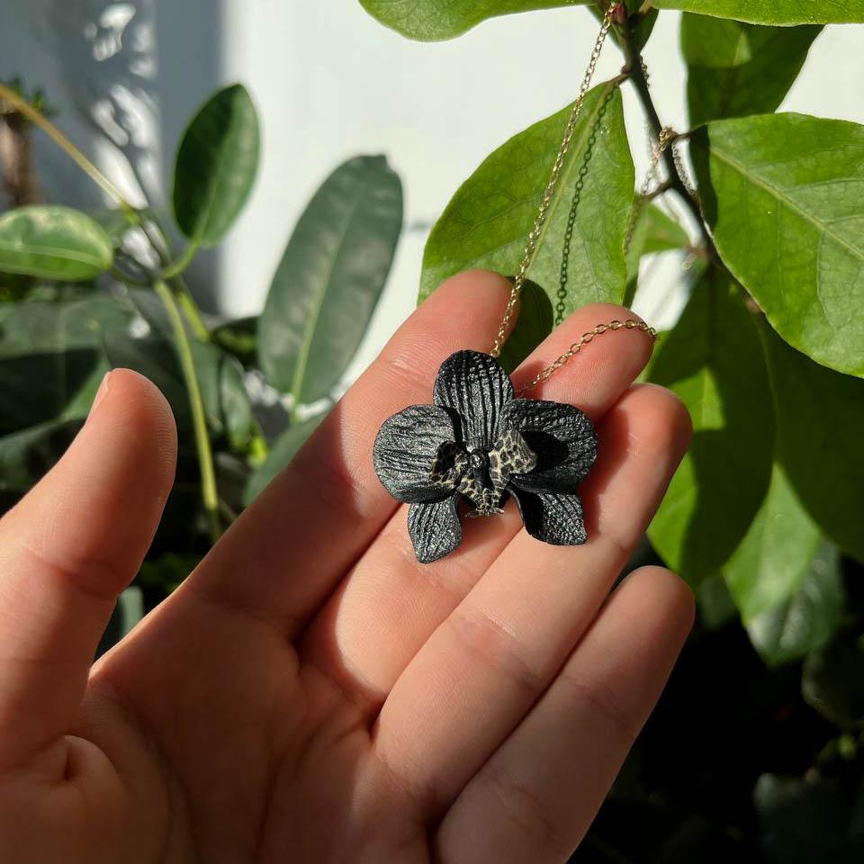 DOMIKI jewellery Ogrlica Leopard Orhideja mini