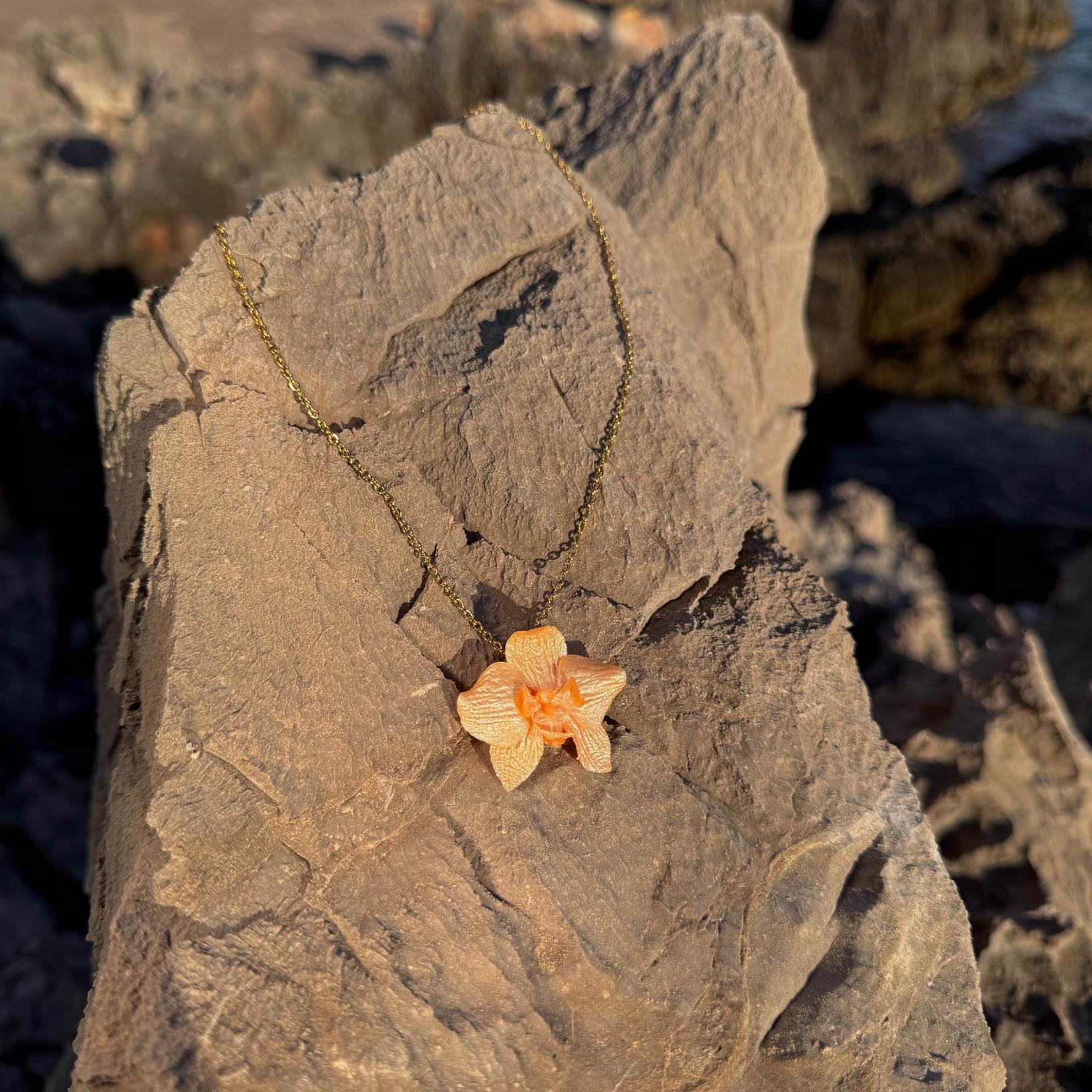 DOMIKI jewellery Ogrlica Orhideja Breskva mini