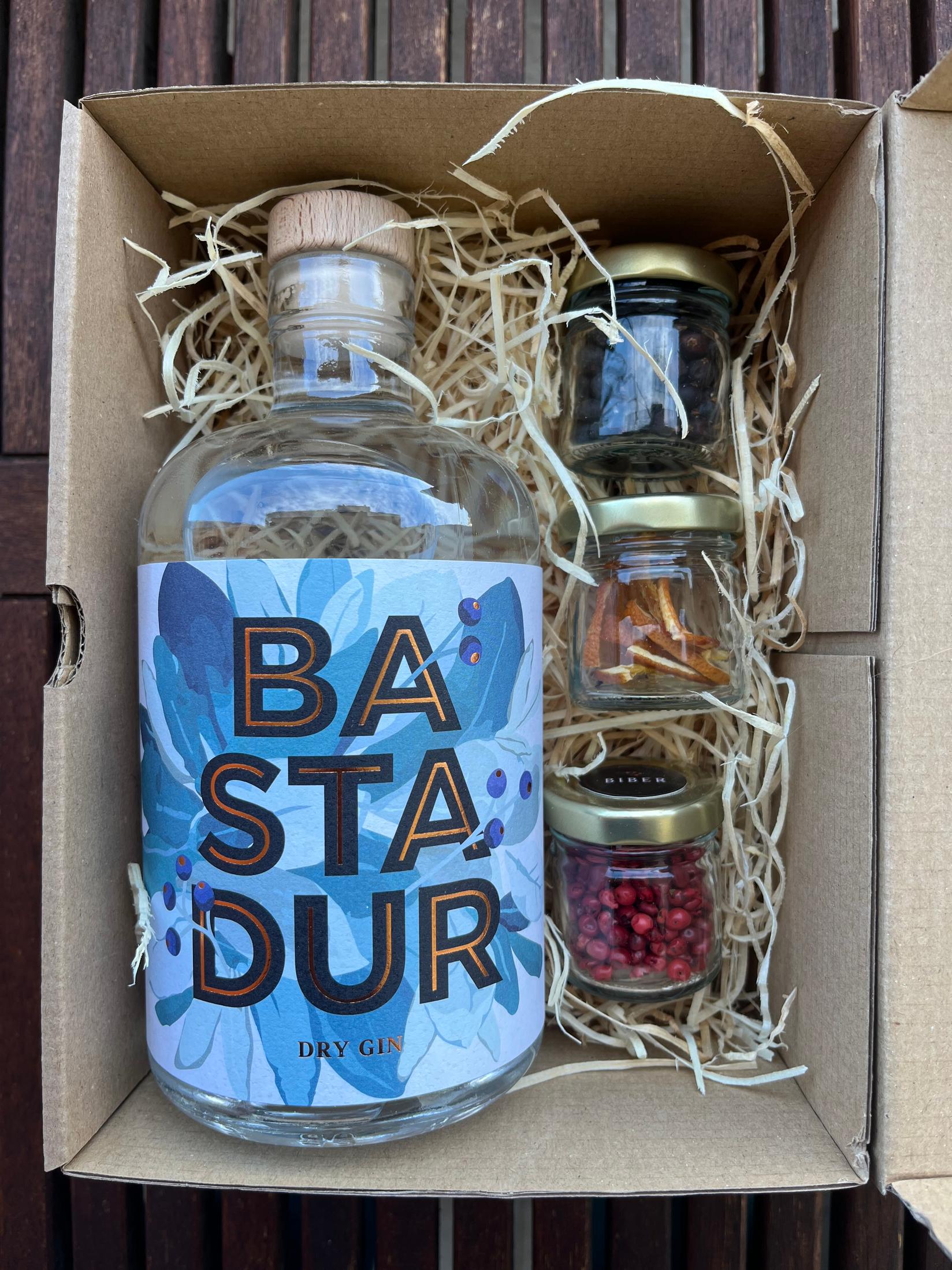 BASTADUR Poklon Pakovanje Bastadur dzin 700ml + 3 teglice zacina