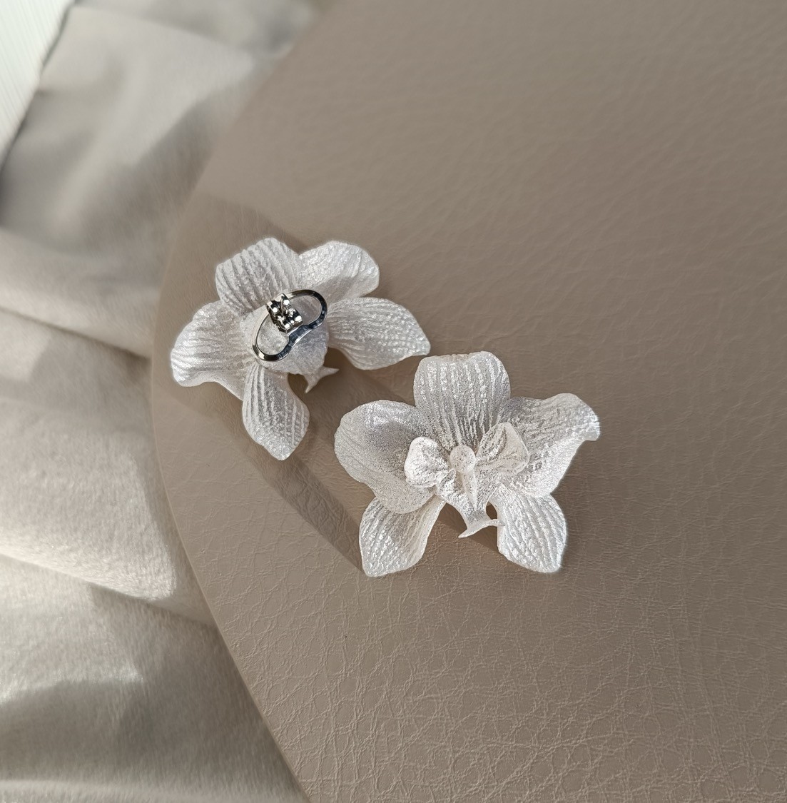 DOMIKI jewellery Mindjuše Bjela Orhideja